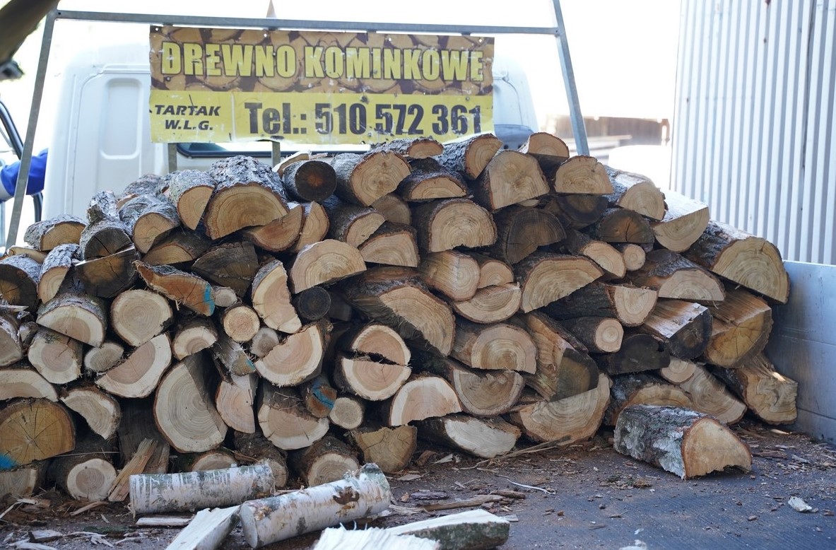 Ciężarówka z drewnem do kominka